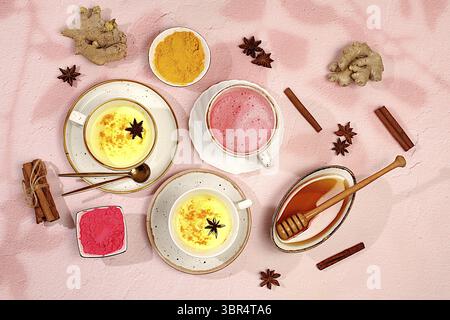 Una varietà di lattine di tè giapponesi fatte con curcuma dorata e latte di luna rosa. La bevanda sana alla moda matcha promuove la perdita di peso, rilassa prima di essere Foto Stock