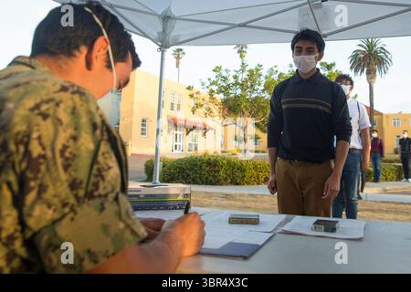 13 luglio 2020 - Marine Corps Recruit Depot San D, California, USA - le nuove reclute con Bravo Company, 1st Recruit Training Battalion, sono sottoposte a screening medico dopo essere arrivate al Marine Corps Recruit Depot, San Diego, 13 luglio 2020. Quando le reclute arriveranno al deposito in futuro, entreranno in un periodo di staging di 14 giorni durante il quale saranno sottoposte a screening medico, monitorate e fornite lezioni per prepararle e orientarle per iniziare la formazione delle reclute. Tutto questo avverrà prima che entrino sulle nostre iconiche impronte gialle e rendano memorabile la mossa verso l'ottenimento del titolo Marine. Piano corrente Foto Stock
