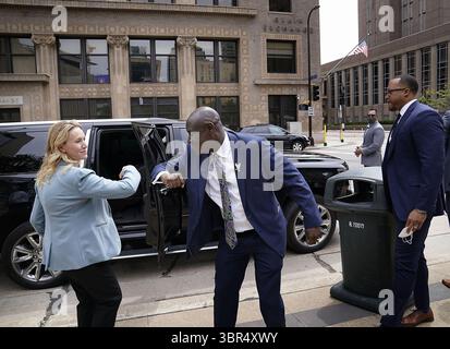 15 luglio 2020, Minneapolis, Minnesota, Stati Uniti: L'avvocato Ben Crump, che rappresenta la famiglia di George Floyd, annuncia in una conferenza stampa che la famiglia di Floyd sta facendo causa alla città di Minneapolis e ai quattro agenti coinvolti nella sua morte, citando un fallimento nella corretta formazione della polizia e una cultura razzista dipartimentale che ha portato a una 'inopportuna disprezzo' dei diritti civili di Floyd mercoledì, 15 luglio 2020, fuori dal tribunale federale degli Stati Uniti a Minneapolis. Qui, Crump, al centro, riceve un gomitolo da un membro del suo team legale che rappresenta la famiglia Floyd. (Immagine di credito: © TNS via cavo ZUMA) Foto Stock