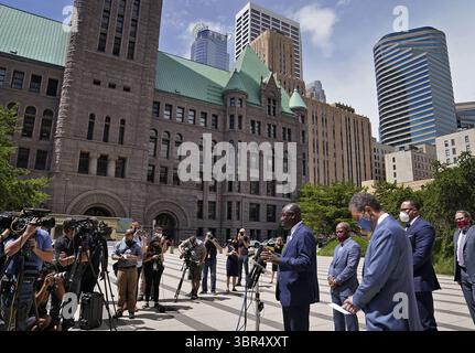 15 luglio 2020, Minneapolis, Minnesota, Stati Uniti: L'avvocato Ben Crump, che rappresenta la famiglia di George Floyd, annuncia in una conferenza stampa che la famiglia di Floyd sta facendo causa alla città di Minneapolis e ai quattro agenti coinvolti nella sua morte, citando un fallimento nella corretta formazione della polizia e una cultura razzista dipartimentale che ha portato a una 'inopportuna disprezzo' dei diritti civili di Floyd mercoledì, 15 luglio 2020, fuori dal tribunale federale degli Stati Uniti a Minneapolis. Qui, Crump è visto sul podio circondato dalla sua squadra di avvocati. (Immagine di credito: © TNS via cavo ZUMA) Foto Stock