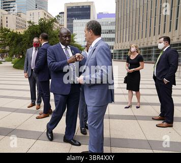 15 luglio 2020, Minneapolis, Minnesota, Stati Uniti: L'avvocato Ben Crump, che rappresenta la famiglia di George Floyd, annuncia in una conferenza stampa che la famiglia di Floyd sta facendo causa alla città di Minneapolis e ai quattro agenti coinvolti nella sua morte, citando un fallimento nella corretta formazione della polizia e una cultura razzista dipartimentale che ha portato a una 'inopportuna disprezzo' dei diritti civili di Floyd mercoledì, 15 luglio 2020, fuori dal tribunale federale degli Stati Uniti a Minneapolis. Qui, Crump batte pugni con il co-consulente Antonio Romanucci dopo la conferenza stampa. (Immagine di credito: © TNS via cavo ZUMA) Foto Stock