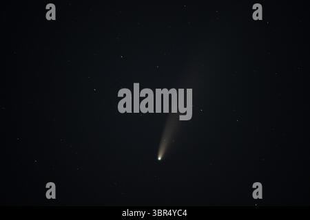Cometa retrogrado NEOWISE (C/2020 F3) scoperta dalla NASA il 27 marzo 2020. Passando dalla Terra durante 6.766 anni di viaggio orbitale. 16 luglio 2020, Seattle, Washington, USA: La cometa NEOWISE è vista nel cielo sopra Seattle, Washington il 16 luglio 2020. (Credit Image: © David Ryder/ZUMA Wire)Cometa retrogrado NEOWISE (C/2020 F3) NASA scoperto il 27 marzo 2020. Passando dalla Terra durante 6.766 anni di viaggio orbitale. Foto Stock