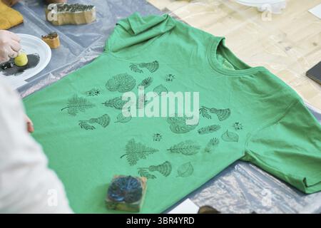 T-shirt verde con stampa a foglia Foto Stock