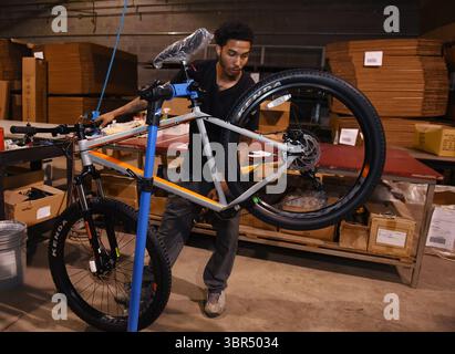 25 giugno 2020, Detroit, mi, Stati Uniti: Brian Hardman, 30, fa un'ispezione finale su una moto mentre Detroit Bikes sta collaborando con Schwinn per costruire 500 modelli della loro 1965 Collegiate bike, il 25 giugno 2020, a Detroit. (Immagine di credito: © TNS via cavo ZUMA) Foto Stock