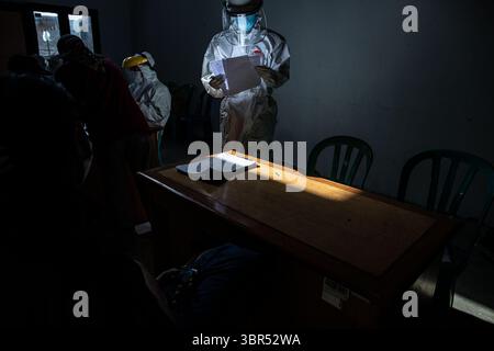 17 luglio 2020, Giacarta Sud, Giacarta, Indonesia: Un operatore sanitario che controlla il documento di un partecipante che vuole fare il test del tampone. Attività degli operatori sanitari della struttura sanitaria pubblica Kebayoran Lama, Giacarta sud, Giacarta, Indonesia il 17 luglio 2020. Gli operatori sanitari in molti paesi, tra cui l'Indonesia, sono i fronti esposti apertamente alla diffusione del virus Corona. Con la pandemia di COVID-19 che continua ad accelerare a un ritmo allarmante, gli operatori sanitari rimangono inclini al virus e alla persecuzione sociale, hanno detto un'associazione medica e un'associazione per i diritti umani. (Immagine di credito: © do Foto Stock