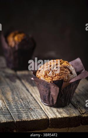 In casa freschi di forno muffin alla carota con granella di nocciole e arancione su sfondo di legno Foto Stock