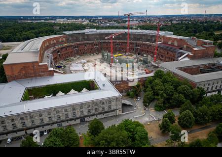 Norimberga, Germania. 11 luglio 2025. Stato dei lavori di costruzione nella sede del teatro nel cortile interno della sala congressi di Norimberga ai margini dell'ex area del raduno del partito nazista (foto scattata con un drone). Crediti: Daniel Löb/dpa/Alamy Live News Foto Stock