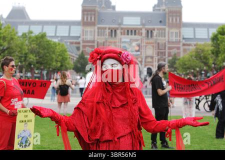 18 luglio 2020, Amsterdam, Paesi Bassi: Extinction Rebellion Red Rebel and Animal Rebellion attivisti prendono parte a un'azione di protesta con lo slogan Blood on Your Hands al Museumplein in mezzo alla pandemia di Coronavirus il 18 luglio 2020 ad Amsterdam, Paesi Bassi. Il movimento dei Paesi Bassi per la ribellione degli animali chiede al governo di condurre una transizione verso un sistema alimentare vegetale al fine di risolvere la crisi climatica. (Immagine di credito: © Paulo Amorim/VW Pics tramite filo ZUMA) Foto Stock