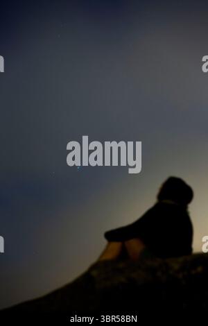 18 luglio 2020 - Porto, Porto, Portogallo - Si vede una ragazza che guarda la Cometa NEOWISE o C/2020 F3 dopo il tramonto con nuvole di fumo a causa dei pesanti incendi intorno alla città di Porto, Portogallo. Il 18 luglio 2020. - La cometa è stata scoperta il 27 marzo 2020 da NEOWISE, il Near Earth Object Wide-Field Infrared Survey Explorer, un telescopio spaziale lanciato dalla NASA nel 2009. (Immagine di credito: © Diogo Baptista/ZUMAPRESS.com) Foto Stock