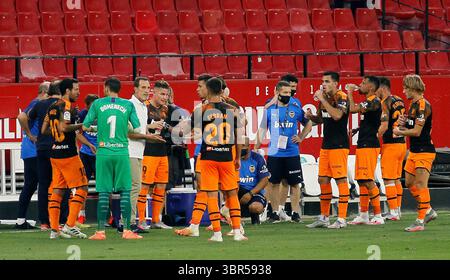 19 luglio 2020, Siviglia, SIVIGLIA, SPAGNA: Salvador Gonzalez Voro capo allenatore del Valencia parla con la squadra durante il campionato spagnolo, la Liga, partita di calcio giocata tra Siviglia FC e Valencia CF allo stadio Ramon Sanchez Pizjuan il 19 luglio 2020 a Siviglia, Spagna. (Immagine di credito: © Manuel Gomez/AFP7 tramite filo ZUMA) Foto Stock