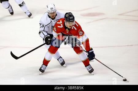 16 gennaio 2020, Sunrise, FL, USA: Frank Vatrano dei Florida Panthers (77) porta il puck contro Dustin Brown dei Los Angeles Kings (23) durante il primo periodÂ al BB&T Center di Sunrise, Flag., giovedì 16 gennaio 2020. (Immagine di credito: © TNS via cavo ZUMA) Foto Stock