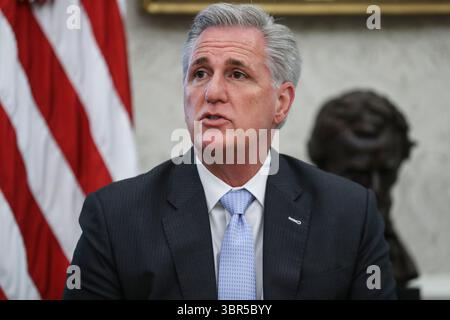 20 luglio 2020, Washington, District of Columbia, USA: Il leader della minoranza della camera degli Stati Uniti Kevin McCarthy (repubblicano della California) parla durante un incontro con il presidente Donald Trump nell'ufficio ovale alla Casa Bianca il 20 luglio 2020, a Washington, DC (Credit Image: © Oliver Contreras/CNP via ZUMA Wire) Foto Stock