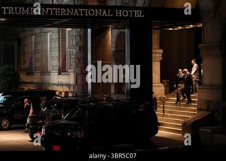 20 luglio 2020, Washington, District of Columbia, USA: Il presidente degli Stati Uniti Donald J. Trump esce dal Trump International Hotel il 20 luglio 2020 a Washington, DC., dopo aver incontrato i sostenitori di un comitato congiunto di raccolta fondi (Credit Image: © Oliver Contreras/CNP via ZUMA Wire) Foto Stock
