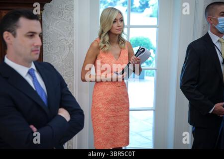 20 luglio 2020, Washington, District of Columbia, USA: Il segretario stampa della Casa Bianca Kayleigh McEnany partecipa a un incontro con il presidente Donald Trump presso l'Ufficio ovale alla Casa Bianca il 20 luglio 2020, a Washington, DC (Credit Image: © Oliver Contreras/CNP via ZUMA Wire) Foto Stock
