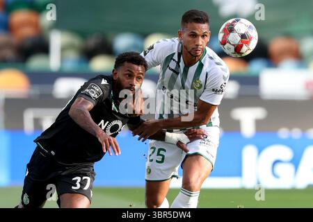 21 luglio 2020, Lisbona, Portogallo: Wendel dello Sporting CP (L) vies con il Leandrinho del Vitoria Setubal FC durante la partita di calcio portoghese tra lo Sporting CP e il Vitoria Setubal FC allo stadio Jose Alvalade di Lisbona, Portogallo, il 21 luglio 2020. (Immagine di credito: © Pedro Fiuza/ZUMA Wire) Foto Stock