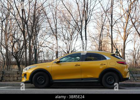 Bucarest, Romania – 26 gennaio 2025: Vista ravvicinata dell'auto gialla KIA Xceed parcheggiata sulla strada Foto Stock