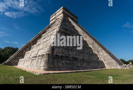 16 gennaio 2019, Chichen Itza, Yucatan, Messico: El Castillo o Tempio di Kukulkan è la piramide più grande tra le rovine della grande città maya di Chichen Itza, Yucatan, Messico. La città pre-ispanica di Chichen-Itza è un sito patrimonio dell'umanità dell'UNESCO. (Immagine di credito: © Jon G. Fuller/VW Pics tramite filo ZUMA) Foto Stock