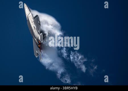20 luglio 2020, Anchorage, AK, Stati Uniti: U.S. Air Force Major Josh Cabo Gunderson, comandante F-22 Raptor Demonstration Team, esegue la manovra Power Loop durante una performance alla Joint base Elmendorf-Richardson 10 luglio 2020 ad Anchorage, Alaska. La manovra utilizza la tecnologia di vettorizzazione della spinta esclusiva dell'F-22 che consente all'aereo di ruotare attraverso l'aria e di tornare al volo di livello. (Immagine di credito: © il tenente Sam Eckholm/U.S. Air/Planet Pix tramite cavo ZUMA) Foto Stock