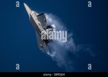 20 luglio 2020, Anchorage, AK, Stati Uniti: U.S. Air Force Major Josh Cabo Gunderson, comandante F-22 Raptor Demonstration Team, esegue la manovra Power Loop durante una performance alla Joint base Elmendorf-Richardson 10 luglio 2020 ad Anchorage, Alaska. La manovra utilizza la tecnologia di vettorizzazione della spinta esclusiva dell'F-22 che consente all'aereo di ruotare attraverso l'aria e di tornare al volo di livello. (Immagine di credito: © il tenente Sam Eckholm/U.S. Air/Planet Pix tramite cavo ZUMA) Foto Stock