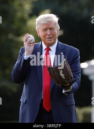 23 luglio 2020, Washington, District of Columbia, USA: Il presidente degli Stati Uniti Donald J. Trump prende una palla per celebrare il giorno di apertura della stagione di baseball della Major League sul South Lawn della Casa Bianca a Washington, DC il 23 luglio 2020 (Credit Image: © Yuri Gripas/CNP via ZUMA Wire) Foto Stock
