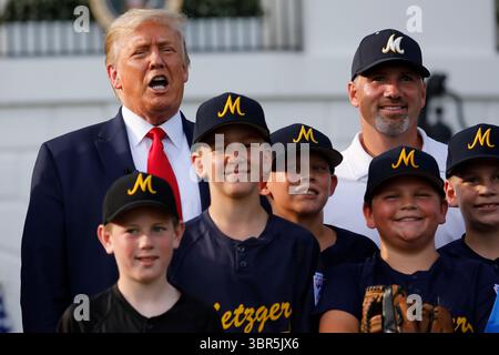 23 luglio 2020, Washington, District of Columbia, USA: Il presidente degli Stati Uniti Donald J. Trump posa per una foto di gruppo con i giovani giocatori per celebrare il giorno di apertura della stagione di baseball della Major League sul South Lawn della Casa Bianca a Washington il 23 luglio 2020 (Credit Image: © Yuri Gripas/CNP via ZUMA Wire) Foto Stock