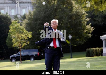 23 luglio 2020, Washington, District of Columbia, USA: Il presidente degli Stati Uniti Donald J. Trump gioca a caccia per celebrare il giorno di apertura della stagione di baseball della Major League Baseball sul South Lawn della Casa Bianca a Washington il 23 luglio 2020 (Credit Image: © Yuri Gripas/CNP via ZUMA Wire) Foto Stock