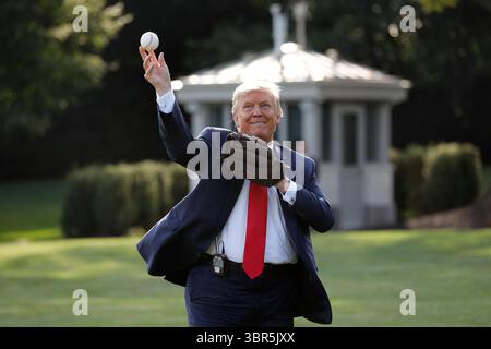 23 luglio 2020, Washington, District of Columbia, USA: Il presidente degli Stati Uniti Donald J. Trump gioca a caccia per celebrare il giorno di apertura della stagione di baseball della Major League Baseball sul South Lawn della Casa Bianca a Washington il 23 luglio 2020 (Credit Image: © Yuri Gripas/CNP via ZUMA Wire) Foto Stock