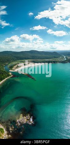 Vista aerea delle pittoresche curve di un fiume tra la vegetazione lussureggiante che sfocia nel mare, il fiume Ropotamo nella riserva naturale di Ropotamo, Strandzha M. Foto Stock