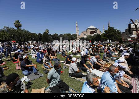 24 luglio 2020, Istanbul, Turchia: La gente si riunisce per eseguire la preghiera del venerdì all'esterno della moschea di Santa Sofia per la prima volta dopo che itâ€™s si è riconvertito in una moschea dopo 86 anni. (Immagine di credito: © Jason Dean/ZUMA Wire) Foto Stock