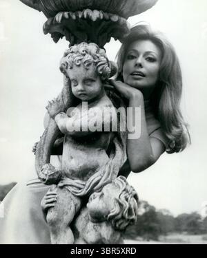 19 dicembre 1968 - Londra, Inghilterra, Regno Unito - la modella e attrice belga CLAUDIE LANGE coglie da dietro una statua di cherubino a Woburn Abbey, Regno Unito, durante le riprese di "Crossplot". (Immagine di credito: © KEYSTONE Pictures/ZUMAPRESS.com) Foto Stock