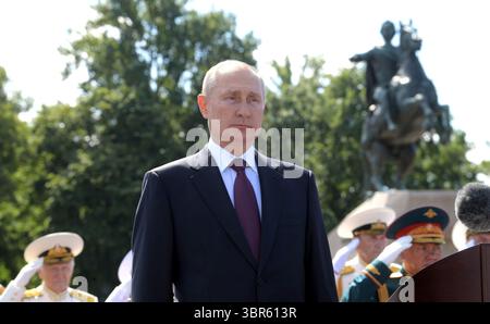 27 luglio 2020, San Pietroburgo, Russia: Il presidente russo Vladimir Putin, guarda la sfilata delle navi durante l'annuale parata militare della giornata della Marina russa in Piazza del Senato il 26 luglio 2020 a San Pietroburgo, Russia. (Immagine di credito: © Alexei Druzhinin/Cremlino Pool/Planet Pix via ZUMA Wire) Foto Stock
