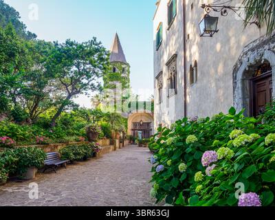 Un sentiero acciottolato a Ravello, Costiera Amalfitana, Italia Foto Stock