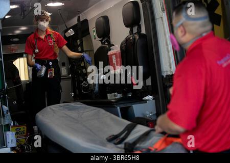 14 luglio 2020, San Antonio, Texas, Stati Uniti: I paramedici Superior Mobile Health KATHERYN WIEDING e GEORGE LOMBARDO puliscono l'ambulanza e la preparano per il prossimo paziente dopo aver trasportato un paziente in un ospedale più grande del centro da un piccolo ospedale Southside. (Immagine di credito: © Lisa Krantz/San Antonio Express-News via cavo ZUMA) Foto Stock