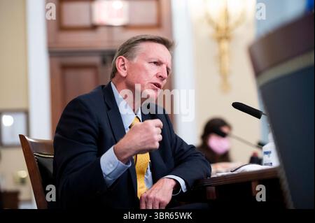 28 luglio 2020, Washington, District of Columbia, USA: Il rappresentante degli Stati Uniti Paul Gosar (Repubblicano dell'Arizona), interroga Gregory T. Monahan, capo facente funzioni della polizia del Parco Nazionale, durante l'audizione del Comitato risorse naturali della camera su â€œUnanswered domande sull'attacco della polizia del Parco degli Stati Uniti contro i manifestanti pacifici a Lafayette Squareâ€ martedì 28 luglio 2020 (immagine di credito: © Bill Clark/CNP via ZUMA Wire) Foto Stock