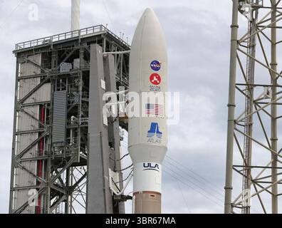 29 luglio 2020, Kennedy Space Center, Florida, Stati Uniti: Il razzo Atlas 5 della United Launch Alliance che trasporta il rover Mars2020 si trova sul piazzale del Launch Complex 41 presso la Cape Canaveral Air Force Station. La missione Mars2020 rover "Perseverance" della NASA è prevista per il lancio giovedì mattina. (Immagine di credito: © Joe Burbank/Orlando Sentinel/TNS tramite filo ZUMA) Foto Stock