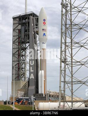 29 luglio 2020, Kennedy Space Center, Florida, Stati Uniti: Il razzo Atlas 5 della United Launch Alliance che trasporta il rover Mars2020 si trova sul piazzale del Launch Complex 41 presso la Cape Canaveral Air Force Station. La missione Mars2020 rover "Perseverance" della NASA è prevista per il lancio giovedì mattina. (Immagine di credito: © Joe Burbank/Orlando Sentinel/TNS tramite filo ZUMA) Foto Stock