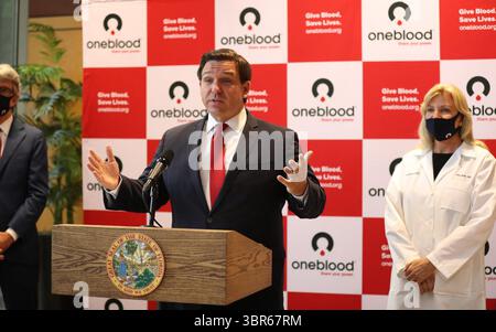 29 luglio 2020, Orlando, Florida, USA: Il governatore della Florida Ron DeSantis tiene una conferenza stampa sul COVID-19 presso la sede di OneBlood il 20 luglio 2020 a Orlando, Florida. La conferenza stampa è stata interrotta dai manifestanti. (Immagine di credito: © TNS via cavo ZUMA) Foto Stock