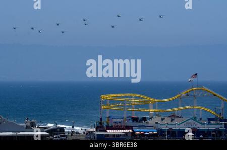 Quasi due dozzine di elicotteri Blackhawk e Apache hanno volato lungo la costa sopra il molo di Santa Monica diretto a Los Angeles come parte di un esercizio di addestramento martedì, Santa Monica CA/USA 31 luglio 2020..i 22 elicotteri della 25th Combat Aviation Brigade erano diretti all'aeroporto John Wayne da Fort Irwin a San Diego durante un'esercitazione che ha richiesto una sosta per il rifornimento, secondo l'aeroporto. (Immagine di credito: © Gene Blevins/ZUMA Wire) Foto Stock