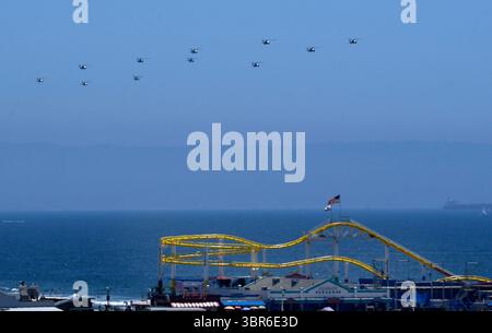 Quasi due dozzine di elicotteri Blackhawk e Apache hanno volato lungo la costa sopra il molo di Santa Monica diretto a Los Angeles come parte di un esercizio di addestramento martedì, Santa Monica CA/USA 31 luglio 2020..i 22 elicotteri della 25th Combat Aviation Brigade erano diretti all'aeroporto John Wayne da Fort Irwin a San Diego durante un'esercitazione che ha richiesto una sosta per il rifornimento, secondo l'aeroporto. (Immagine di credito: © Gene Blevins/ZUMA Wire) Foto Stock