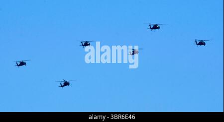 Quasi due dozzine di elicotteri Blackhawk e Apache hanno volato lungo la costa sopra il molo di Santa Monica diretto a Los Angeles come parte di un esercizio di addestramento martedì, Santa Monica CA/USA 31 luglio 2020..i 22 elicotteri della 25th Combat Aviation Brigade erano diretti all'aeroporto John Wayne da Fort Irwin a San Diego durante un'esercitazione che ha richiesto una sosta per il rifornimento, secondo l'aeroporto. (Immagine di credito: © Gene Blevins/ZUMA Wire) Foto Stock