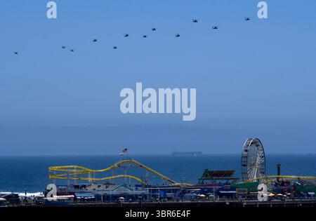Quasi due dozzine di elicotteri Blackhawk e Apache hanno volato lungo la costa sopra il molo di Santa Monica diretto a Los Angeles come parte di un esercizio di addestramento martedì, Santa Monica CA/USA 31 luglio 2020..i 22 elicotteri della 25th Combat Aviation Brigade erano diretti all'aeroporto John Wayne da Fort Irwin a San Diego durante un'esercitazione che ha richiesto una sosta per il rifornimento, secondo l'aeroporto. (Immagine di credito: © Gene Blevins/ZUMA Wire) Foto Stock
