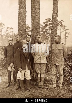 13 luglio 2012: Staff del 1st US Volunteer Regiment, The ''Rough Riders'', (prima fila, da destra a sinistra): Theodore Roosevelt, Leonard Wood e l'ex generale confederato della Guerra civile, Joseph Wheeler, (seconda fila, da destra a sinistra): Cappellano Henry A. Brown, maggiore Alexander Oswald Brodie e maggiore George Dunn, Tampa, Florida, USA, Underwood & Underwood, 1898 (immagine di credito: © JT Vintage/Glasshouse via ZUMA Wire) Foto Stock