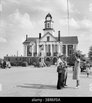 Gruppo di afroamericani con Confederate States of America Monument and Courthouse, Pittsboro, North Carolina, USA, Dorothea Lange, U.S. Office of War Information, luglio 1939 (immagine di credito: © circa Images/JT Vintage via ZUMA Press Wire) Foto Stock