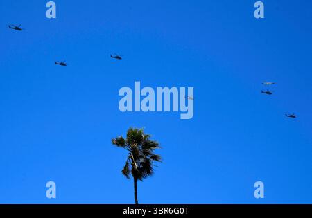 Quasi due dozzine di elicotteri Blackhawk e Apache hanno volato lungo la costa sopra il molo di Santa Monica diretto a Los Angeles come parte di un esercizio di addestramento martedì, Santa Monica CA/USA 31 luglio 2020..i 22 elicotteri della 25th Combat Aviation Brigade erano diretti all'aeroporto John Wayne da Fort Irwin a San Diego durante un'esercitazione che ha richiesto una sosta per il rifornimento, secondo l'aeroporto. (Immagine di credito: © Gene Blevins/ZUMA Wire) Foto Stock