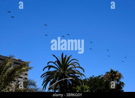 Quasi due dozzine di elicotteri Blackhawk e Apache hanno volato lungo la costa sopra il molo di Santa Monica diretto a Los Angeles come parte di un esercizio di addestramento martedì, Santa Monica CA/USA 31 luglio 2020..i 22 elicotteri della 25th Combat Aviation Brigade erano diretti all'aeroporto John Wayne da Fort Irwin a San Diego durante un'esercitazione che ha richiesto una sosta per il rifornimento, secondo l'aeroporto. (Immagine di credito: © Gene Blevins/ZUMA Wire) Foto Stock