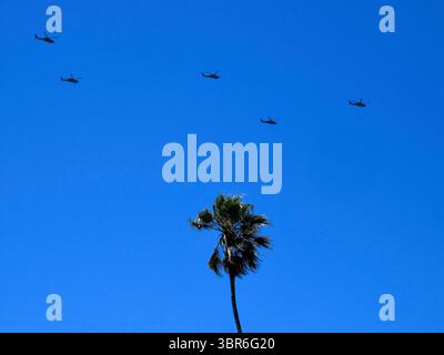 Quasi due dozzine di elicotteri Blackhawk e Apache hanno volato lungo la costa sopra il molo di Santa Monica diretto a Los Angeles come parte di un esercizio di addestramento martedì, Santa Monica CA/USA 31 luglio 2020..i 22 elicotteri della 25th Combat Aviation Brigade erano diretti all'aeroporto John Wayne da Fort Irwin a San Diego durante un'esercitazione che ha richiesto una sosta per il rifornimento, secondo l'aeroporto. (Immagine di credito: © Gene Blevins/ZUMA Wire) Foto Stock