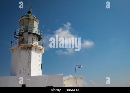 Faro bianco sotto il cielo azzurro Foto Stock