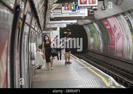 24 luglio 2020, Londra, Regno Unito: Le persone indossano maschere facciali come misura preventiva alla stazione della metropolitana di Kings Cross. Il governo ha reso obbligatorio indossare rivestimenti facciali su tutti i mezzi pubblici e in luoghi diversi come negozi, banche e uffici postali, nonché negozi, supermercati, centri commerciali al coperto e stazioni in Inghilterra. (Immagine di credito: © Edward Crawford/SOPA Images via ZUMA Wire) Foto Stock