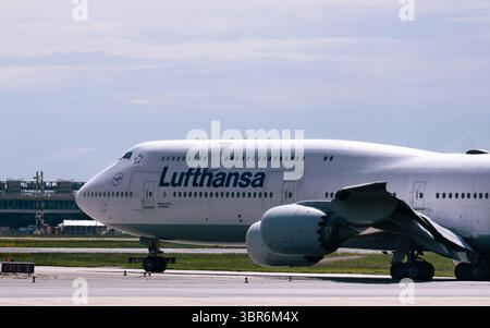 Aeromobili Lufthansa Boeing 747-8 che rullano sulla pista dell'aeroporto Foto Stock