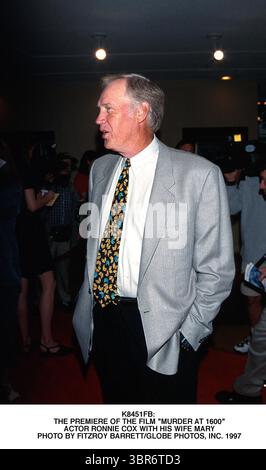 9 MAGGIO 2001 - K8451FB: LA PRIMA DEL FILM ''MURDER AT 1600''. L'ATTORE RONNIE COX CON SUA MOGLIE MARY. FITZROY BARRETT/ 1997 (immagine di credito: © Fitzroy Berrett/ZUMA Wire) Foto Stock